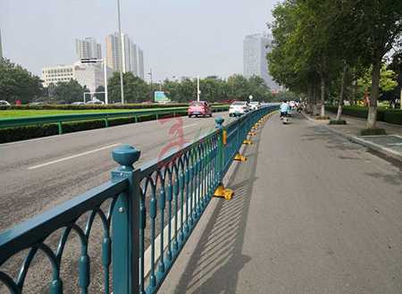 鋅鋼護欄與傳統(tǒng)的鐵藝以及不銹鋼護欄對比，哪種更有優(yōu)勢