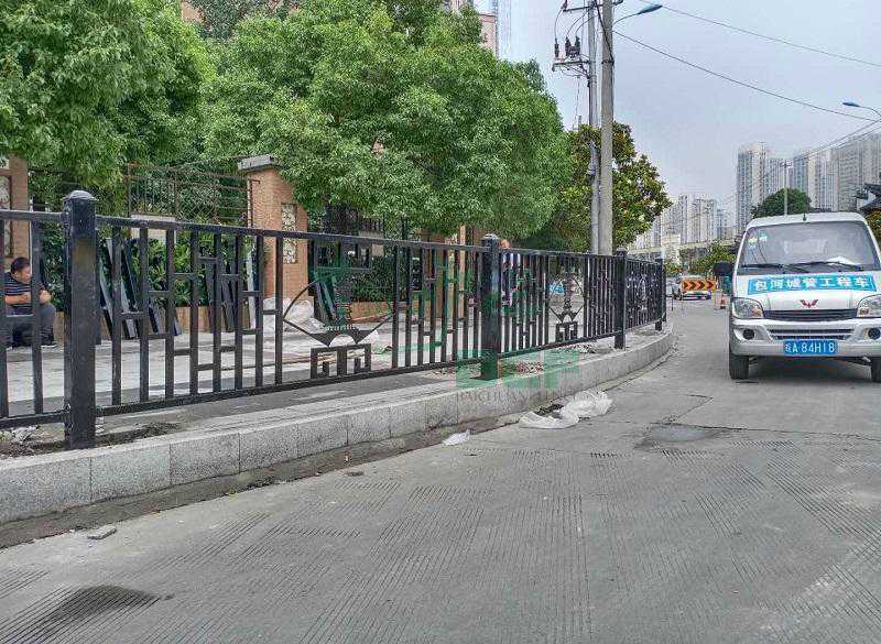 道路護(hù)欄的設(shè)計應(yīng)考慮哪些因素 道路護(hù)欄的設(shè)計應(yīng)考慮哪些因素